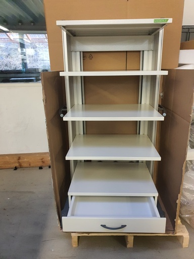 [SCH306150] Endoskopie-/ Gerätewagen, H = 139,5 cm, B = 60 cm, 4 Rollen, 4 Ablageböden, 1 Schubfach, 2 Energiesäulen, Standardfarbe: weiss/ grau - Eine der beiden oberen Schutzabdeckungen hat eine gebrochene Klammer.